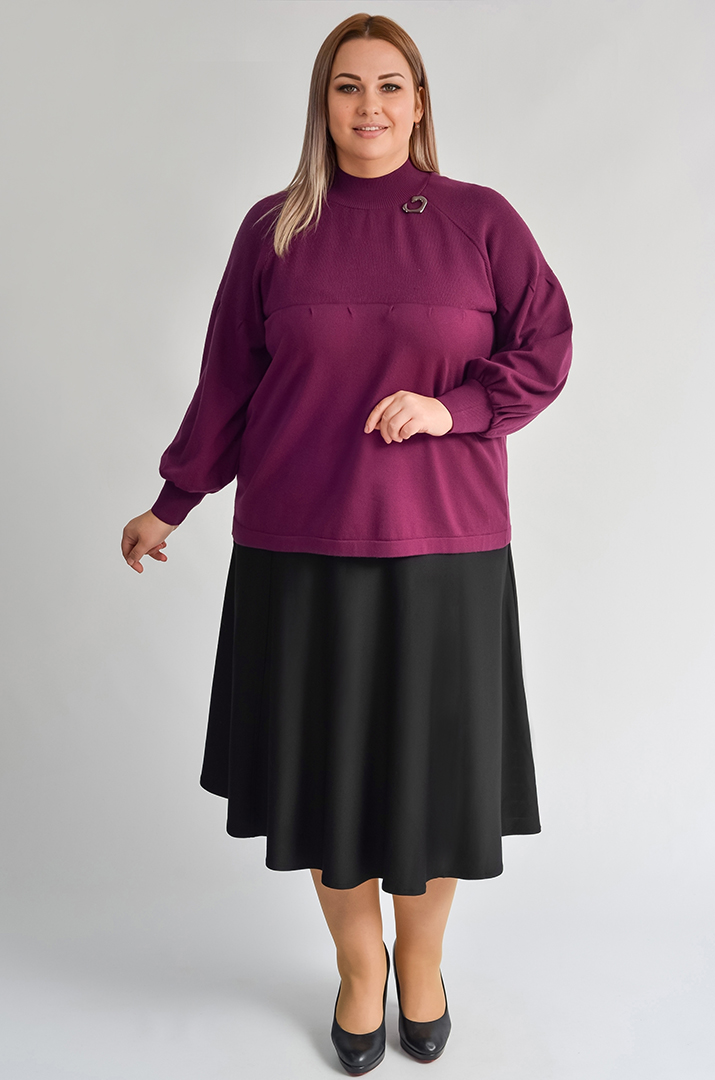 Короткий светр з декоративною брошкою та рукавами-реглан великих розмірів