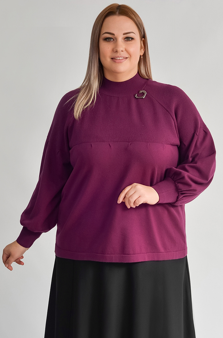 Короткий светр з декоративною брошкою та рукавами-реглан великих розмірів