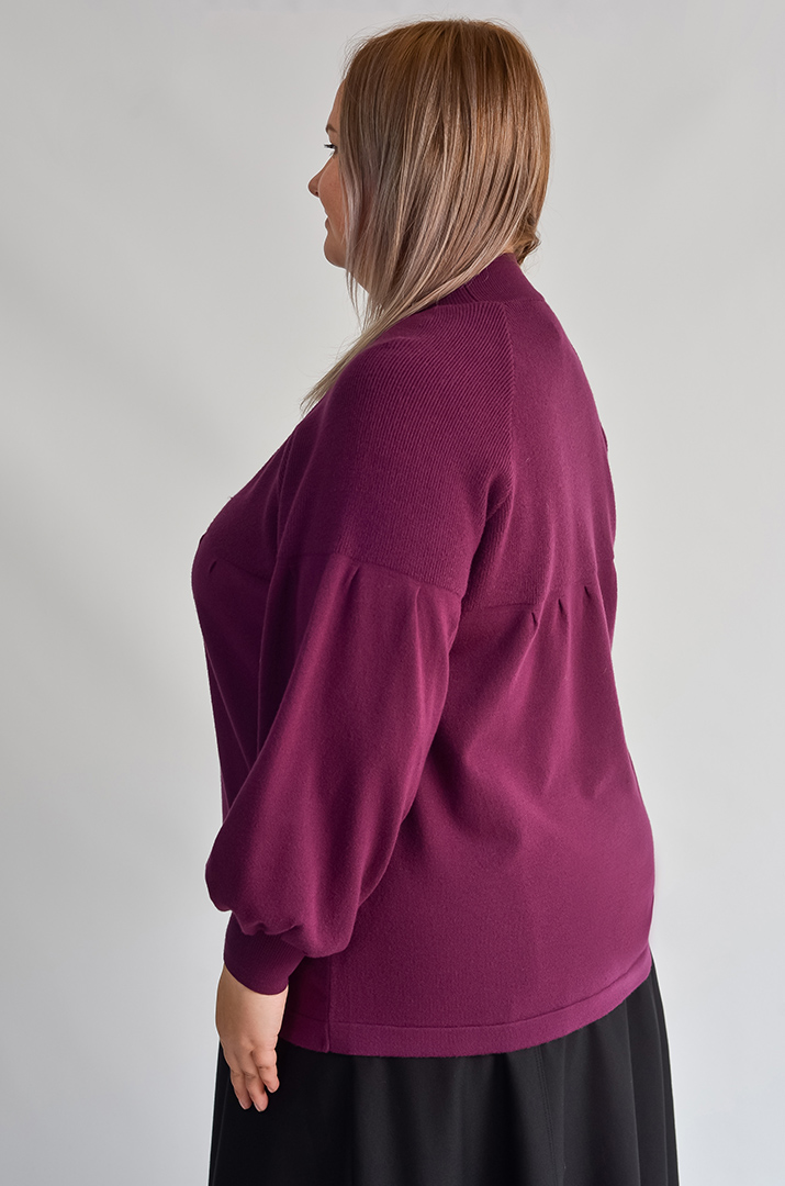 Короткий светр з декоративною брошкою та рукавами-реглан великих розмірів