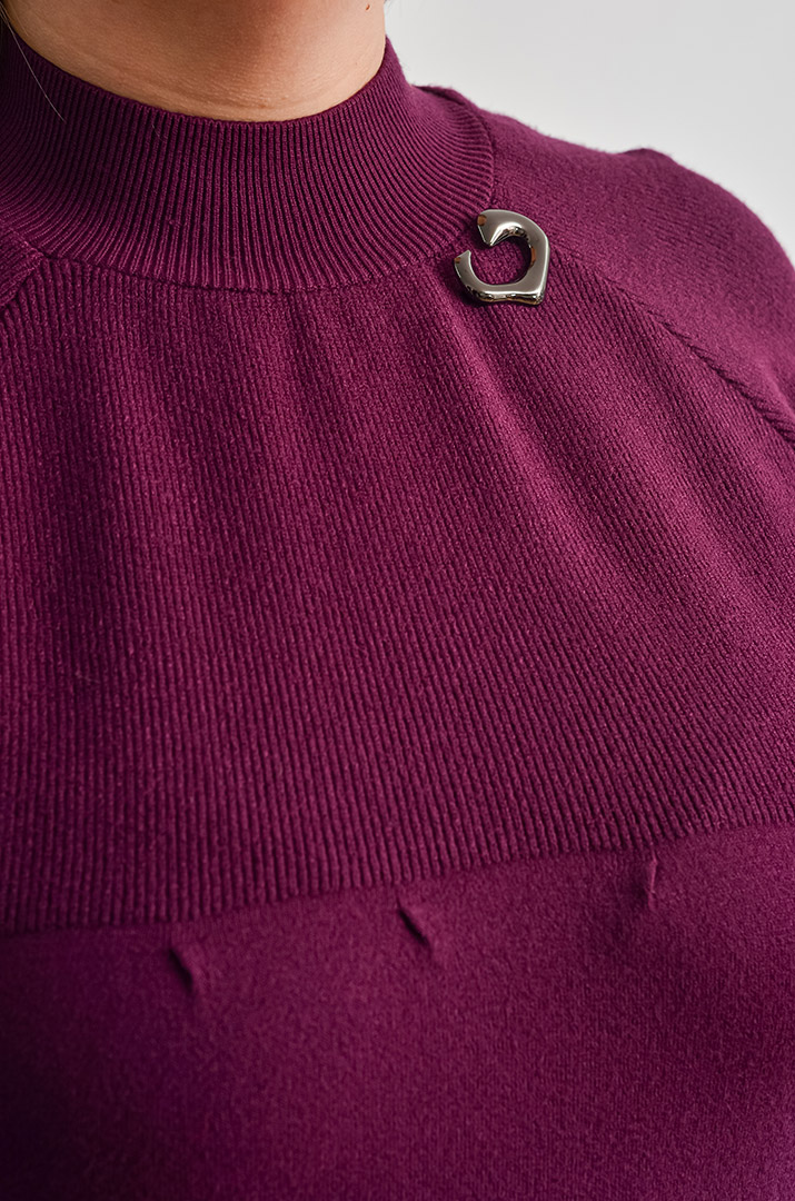 Короткий светр з декоративною брошкою та рукавами-реглан великих розмірів