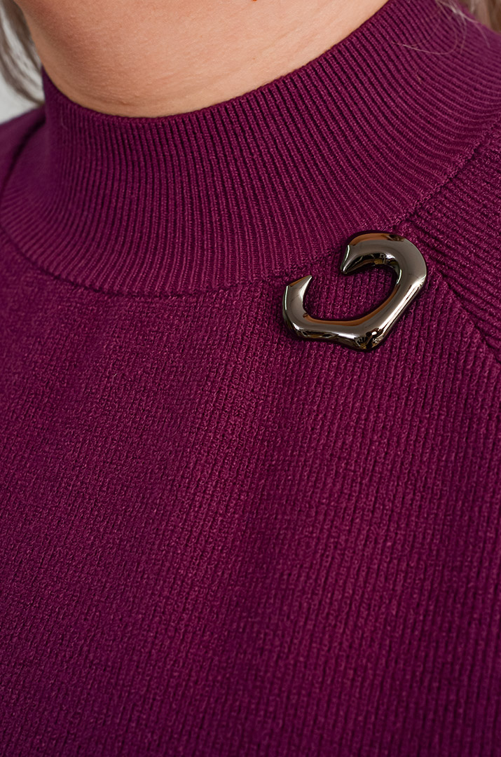 Короткий светр з декоративною брошкою та рукавами-реглан великих розмірів