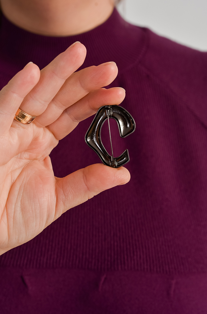 Короткий светр з декоративною брошкою та рукавами-реглан великих розмірів