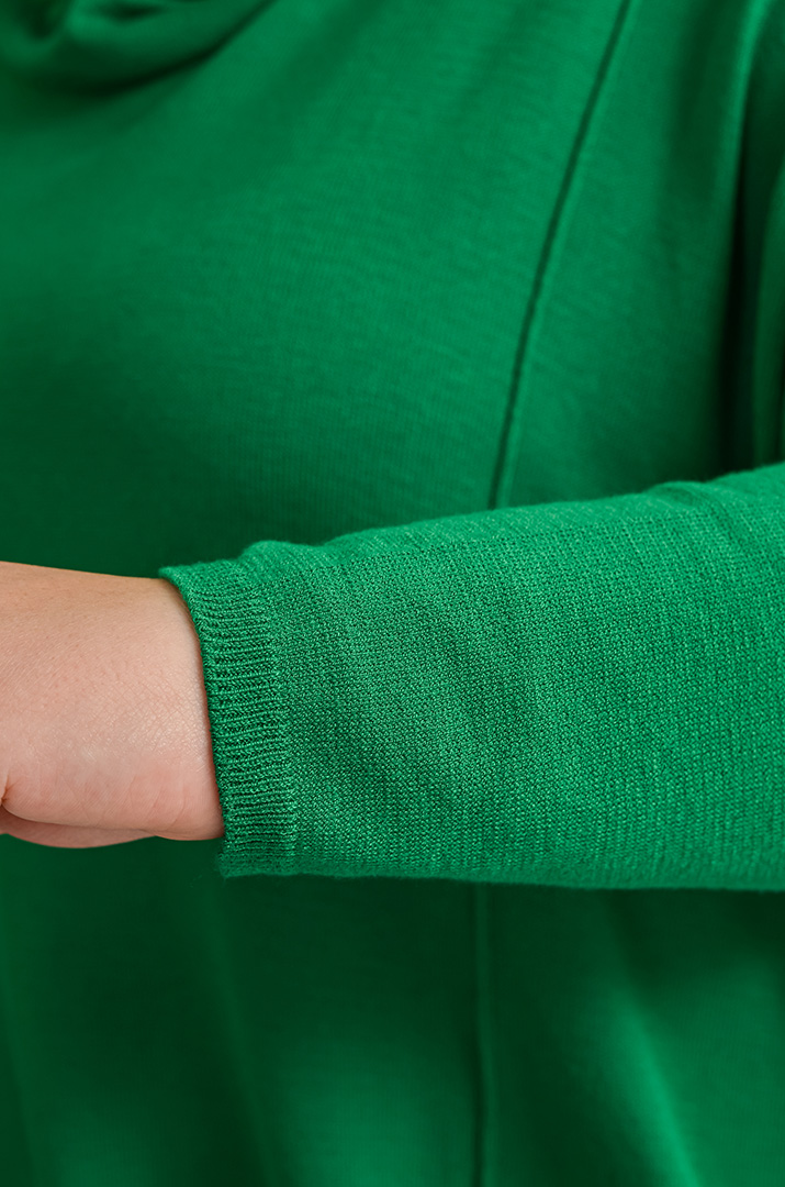 Светр довгий з декоративними швами великих розмірів