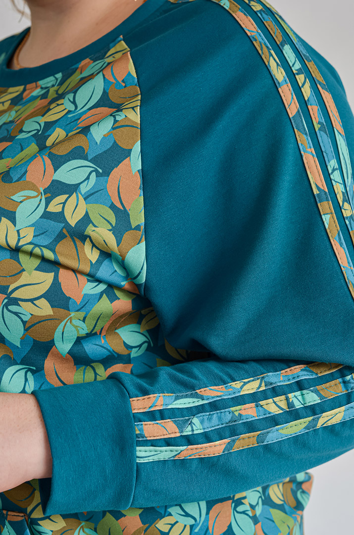 Світшот з художнім принтом листочків та рукавами реглан великих розмірів