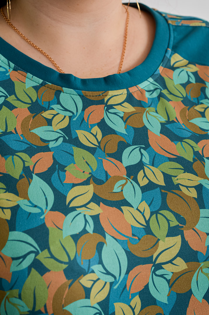 Світшот з художнім принтом листочків та рукавами реглан великих розмірів