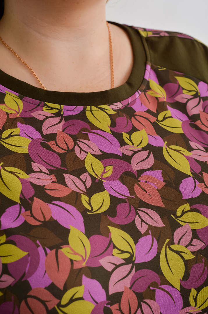 Світшот з художнім принтом листочків та рукавами реглан великих розмірів