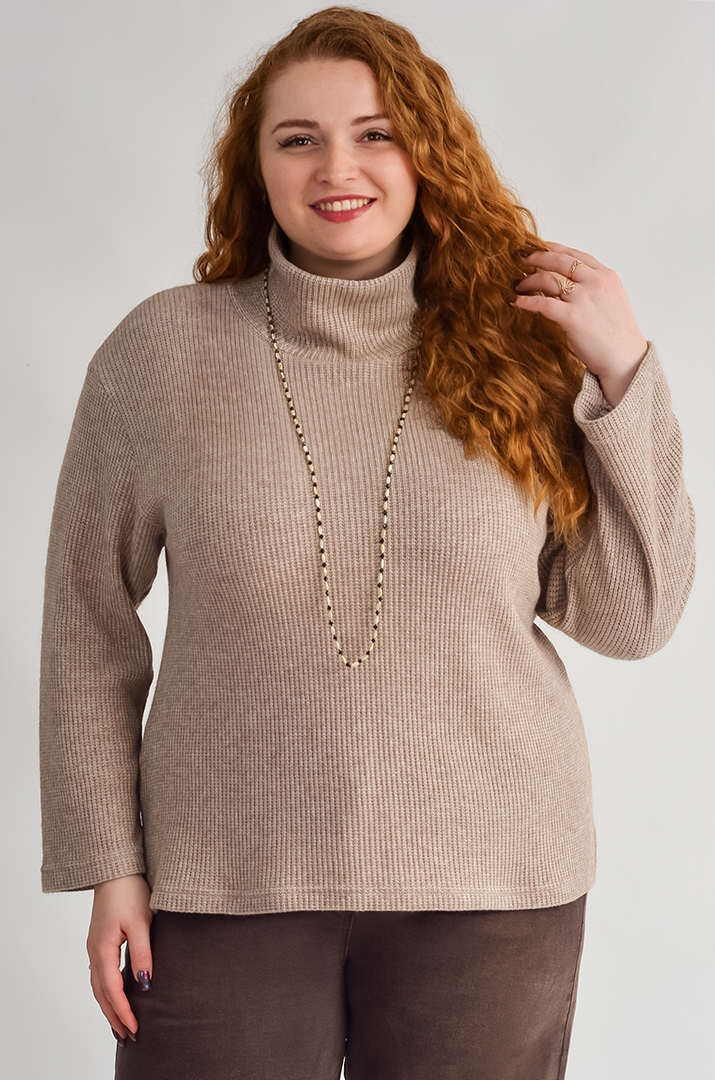 Бежевый свитер с мелкой фактурной вязкой больших размеров