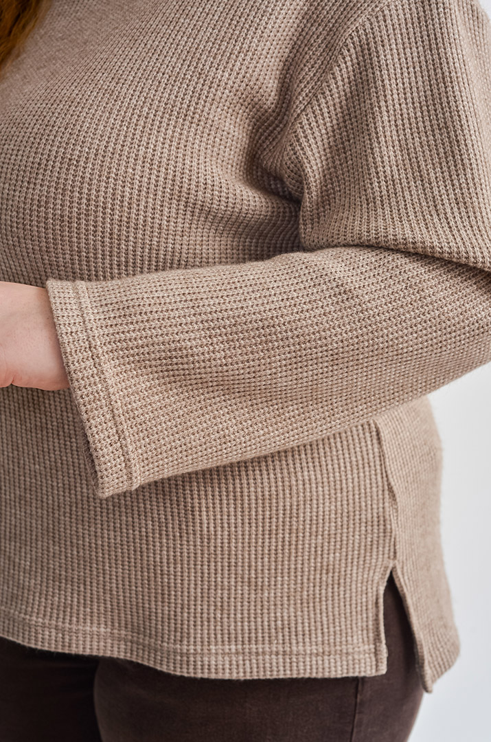 Бежевый свитер с мелкой фактурной вязкой больших размеров