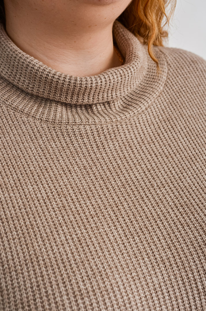 Бежевый свитер с мелкой фактурной вязкой больших размеров