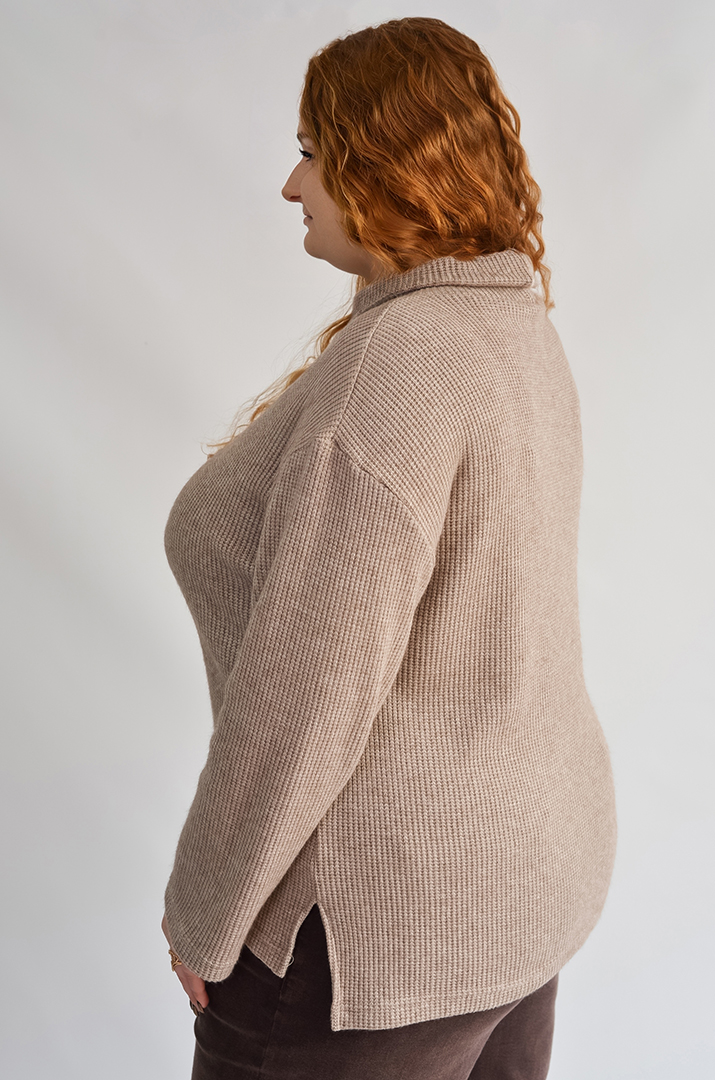 Бежевый свитер с мелкой фактурной вязкой больших размеров