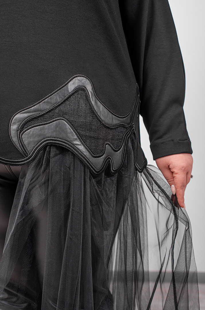 Світшот в чорному кольорі з фактурними деталями великих розмірів