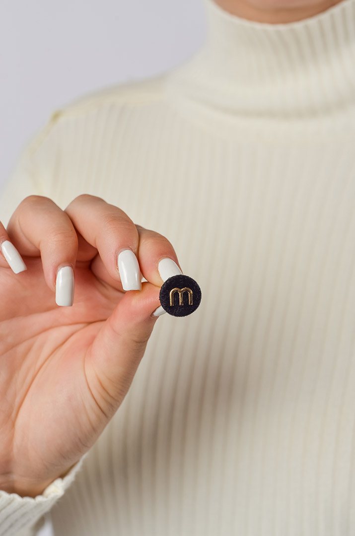 Светр з декоративними манжетами та прикрасою великих розмірів