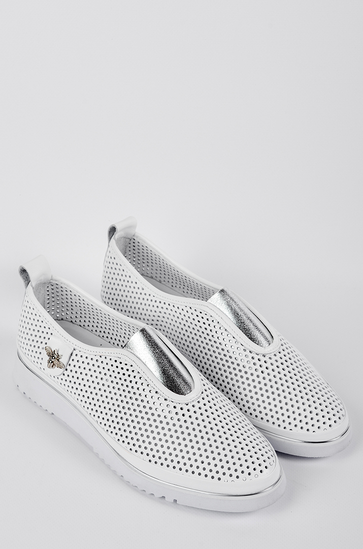 Сліпони в білому кольорі з декоративним акцентом великих розмірів