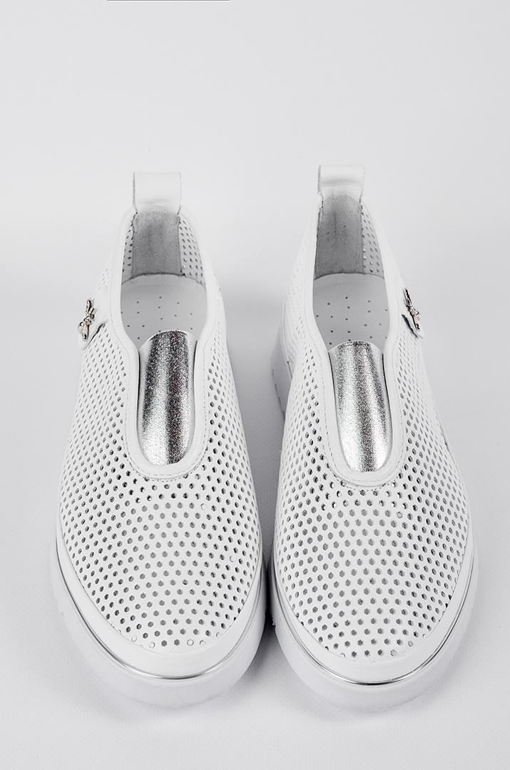 Сліпони в білому кольорі з декоративним акцентом великих розмірів