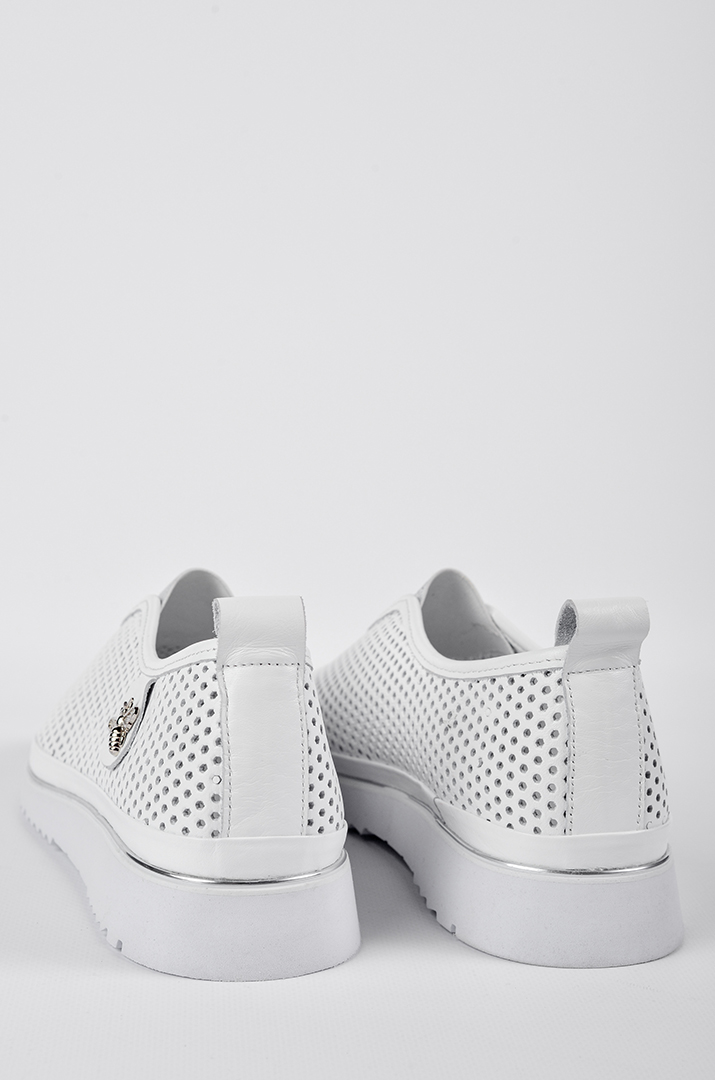 Сліпони в білому кольорі з декоративним акцентом великих розмірів