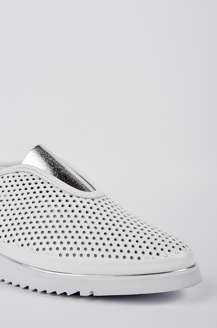 Сліпони в білому кольорі з декоративним акцентом великих розмірів