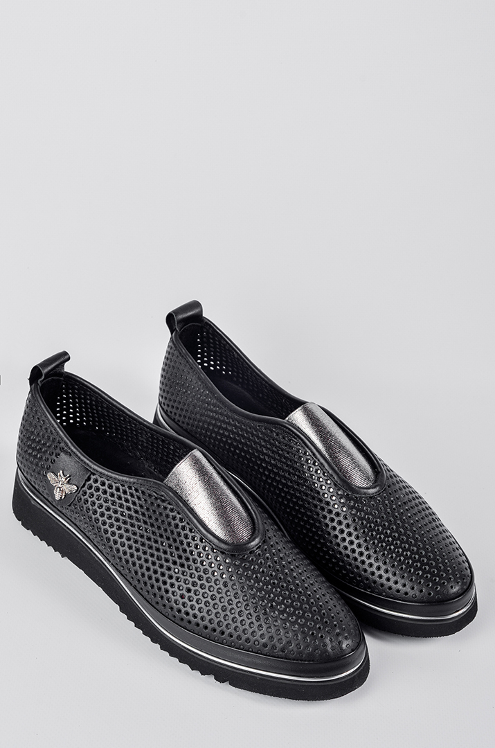 Слипоны в черном цвете с декоративным акцентом больших размеров