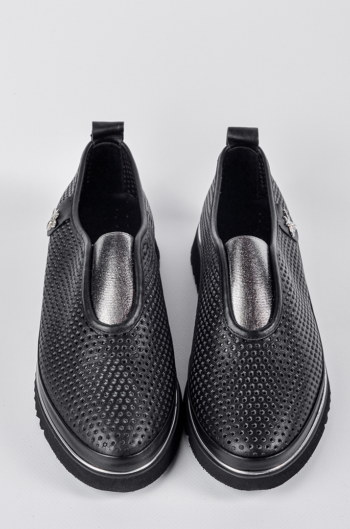 Слипоны в черном цвете с декоративным акцентом больших размеров