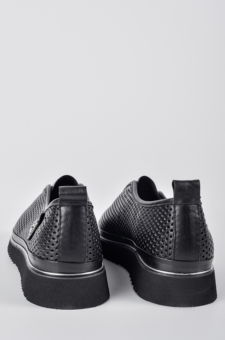 Слипоны в черном цвете с декоративным акцентом больших размеров