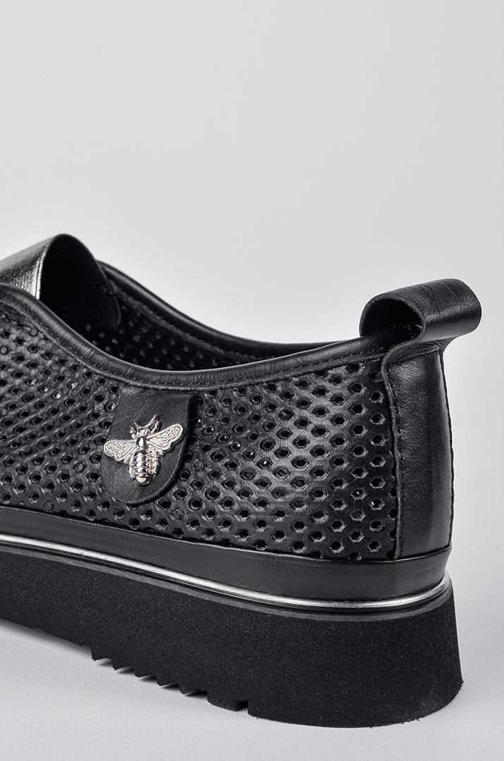 Слипоны в черном цвете с декоративным акцентом больших размеров