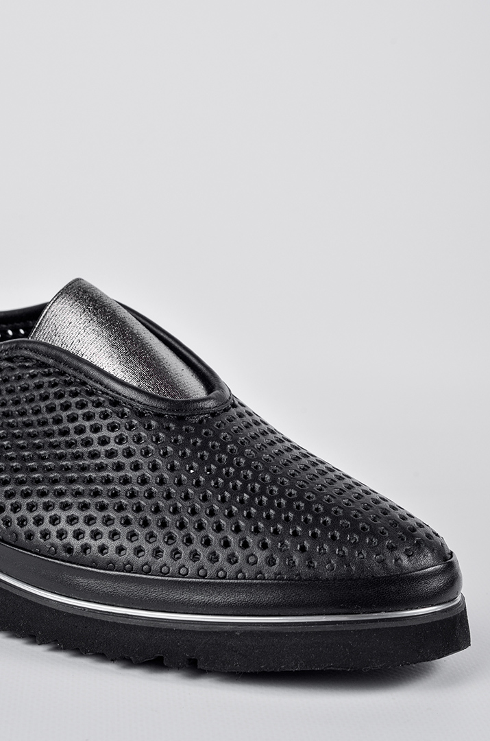 Слипоны в черном цвете с декоративным акцентом больших размеров