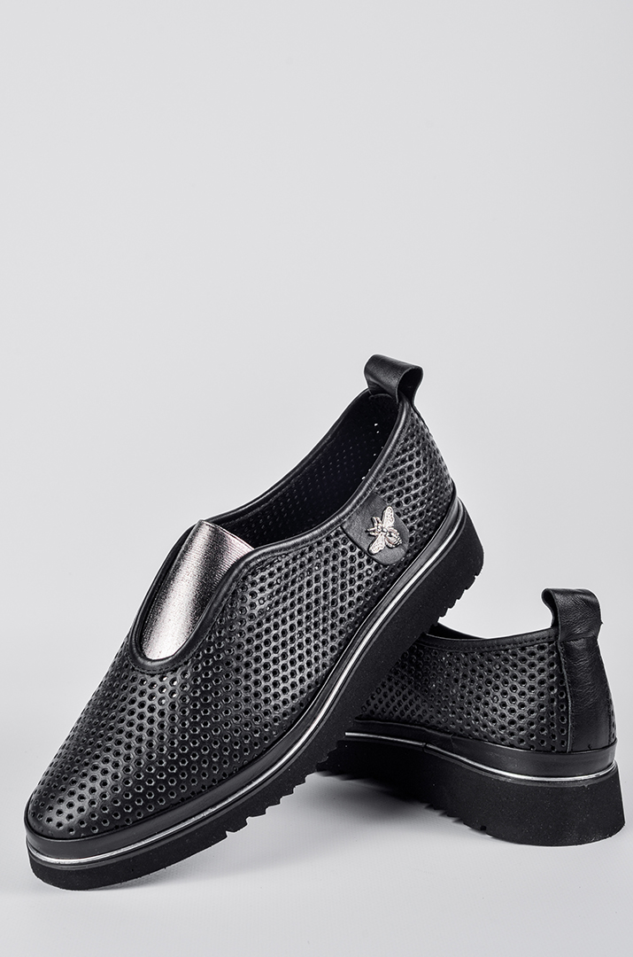 Слипоны в черном цвете с декоративным акцентом больших размеров