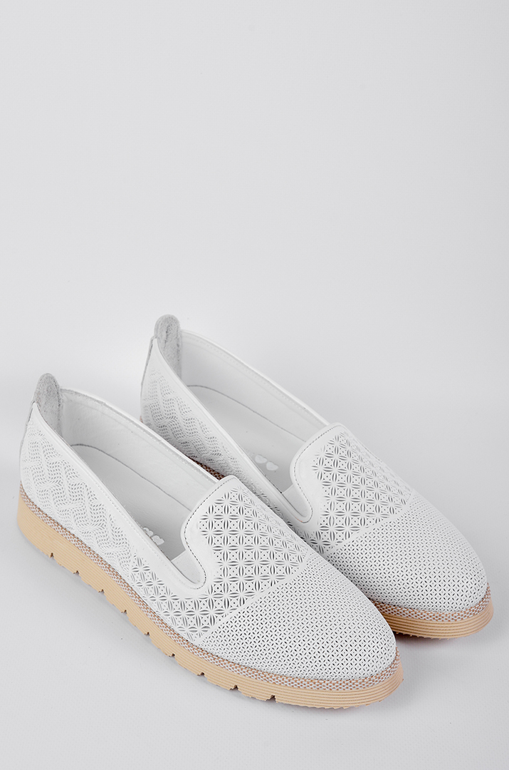 Кожаные слипоны с фактурным рисунком в белом цвете больших размеров