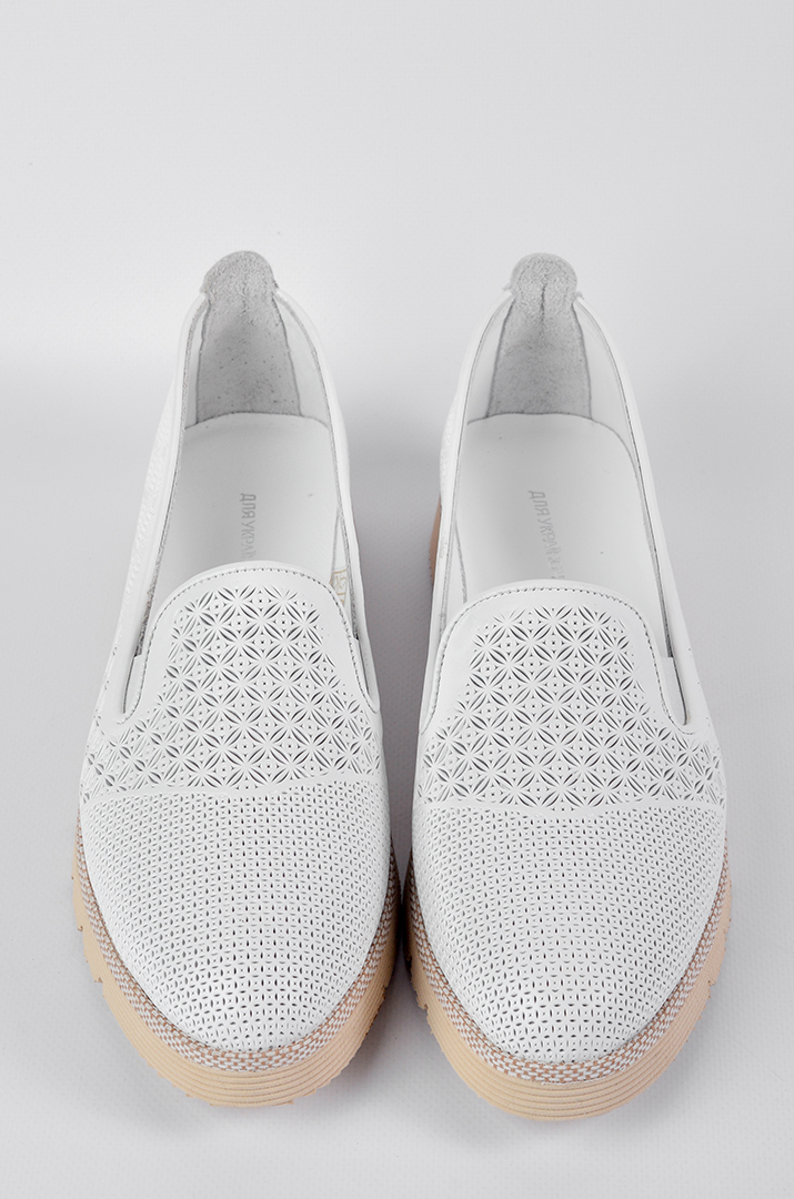Кожаные слипоны с фактурным рисунком в белом цвете больших размеров
