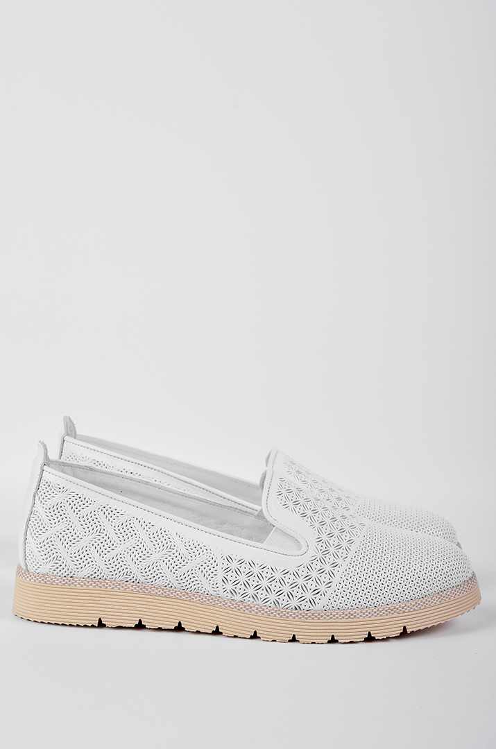 Кожаные слипоны с фактурным рисунком в белом цвете больших размеров