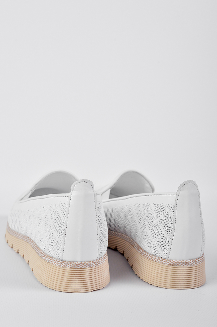 Кожаные слипоны с фактурным рисунком в белом цвете больших размеров