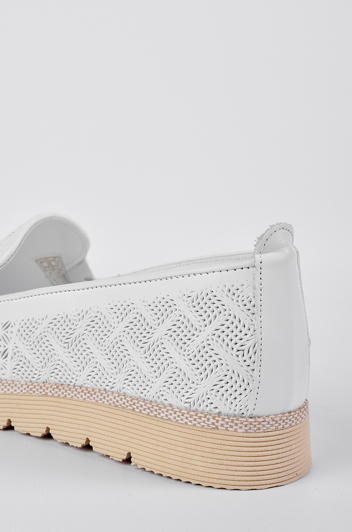 Кожаные слипоны с фактурным рисунком в белом цвете больших размеров