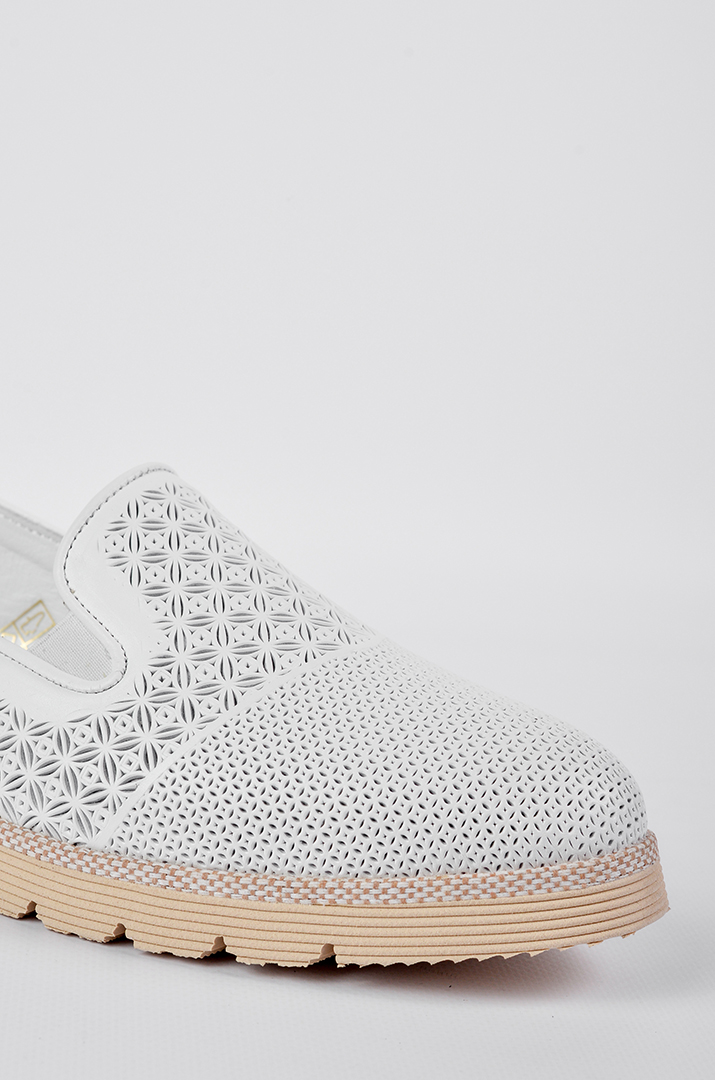 Кожаные слипоны с фактурным рисунком в белом цвете больших размеров