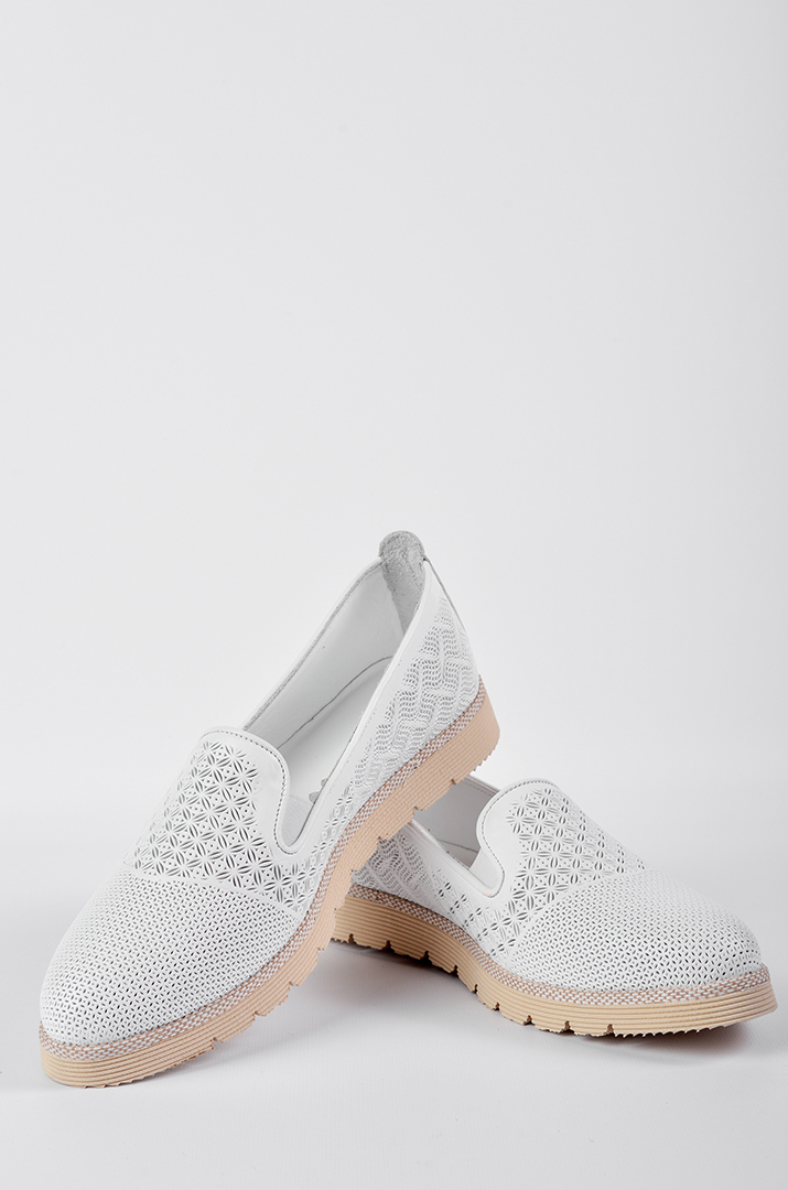 Кожаные слипоны с фактурным рисунком в белом цвете больших размеров