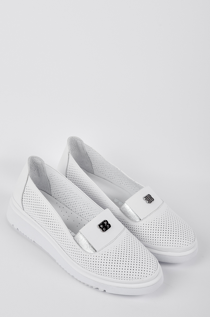 Слипоны с перфорацией в белом цвете больших размеров