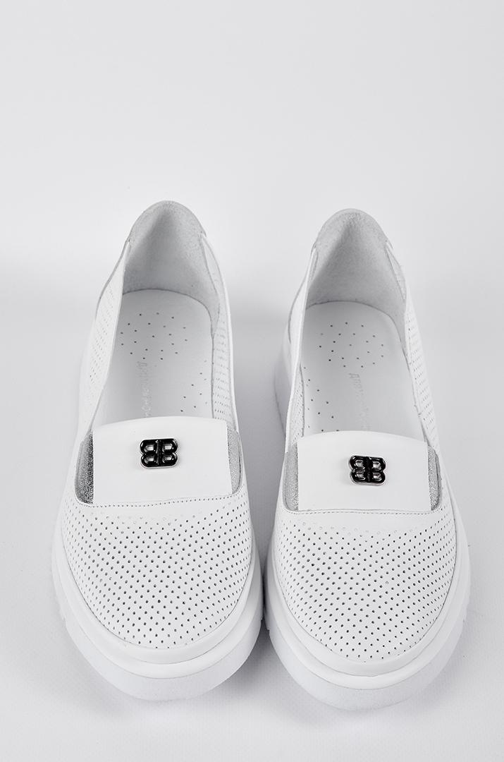 Слипоны с перфорацией в белом цвете больших размеров