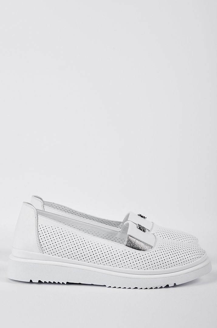 Слипоны с перфорацией в белом цвете больших размеров