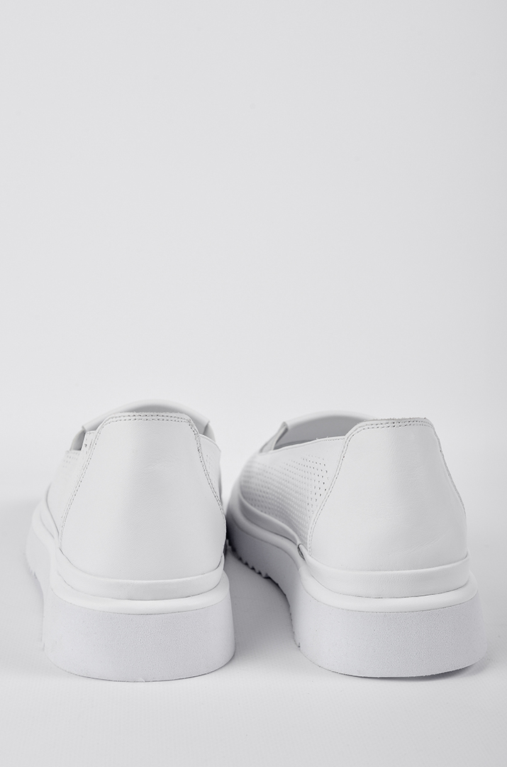 Слипоны с перфорацией в белом цвете больших размеров