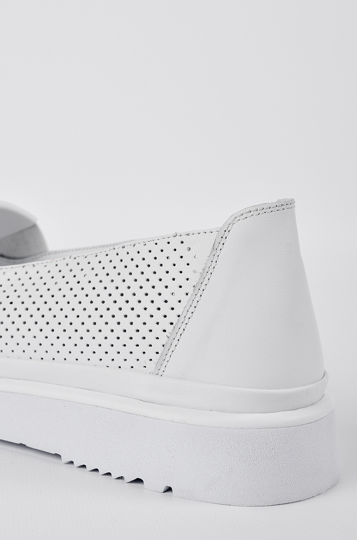 Слипоны с перфорацией в белом цвете больших размеров