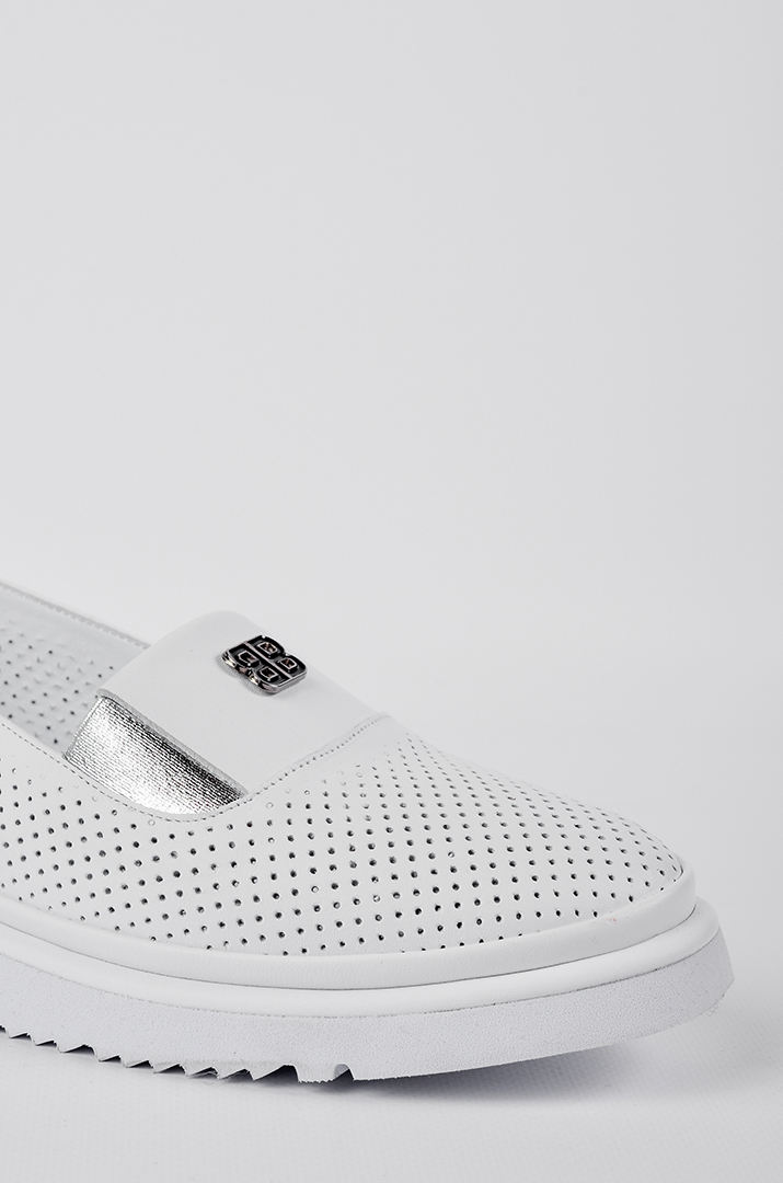 Слипоны с перфорацией в белом цвете больших размеров