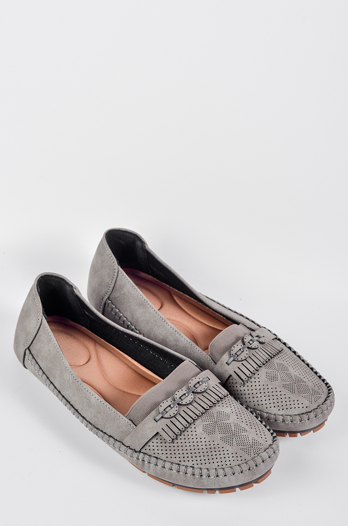 mokasyny_v_siromu_kolori_zi_stylnoyu_perforaciyeyu_velykyh_rozmiriv_46031_Pishna_Krasa Мокасини в сірому кольорі зі стильною перфорацією великих розмірів