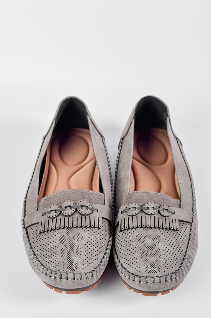 mokasyny_v_siromu_kolori_zi_stylnoyu_perforaciyeyu_velykyh_rozmiriv_46031_Pishna_Krasa Мокасини в сірому кольорі зі стильною перфорацією великих розмірів