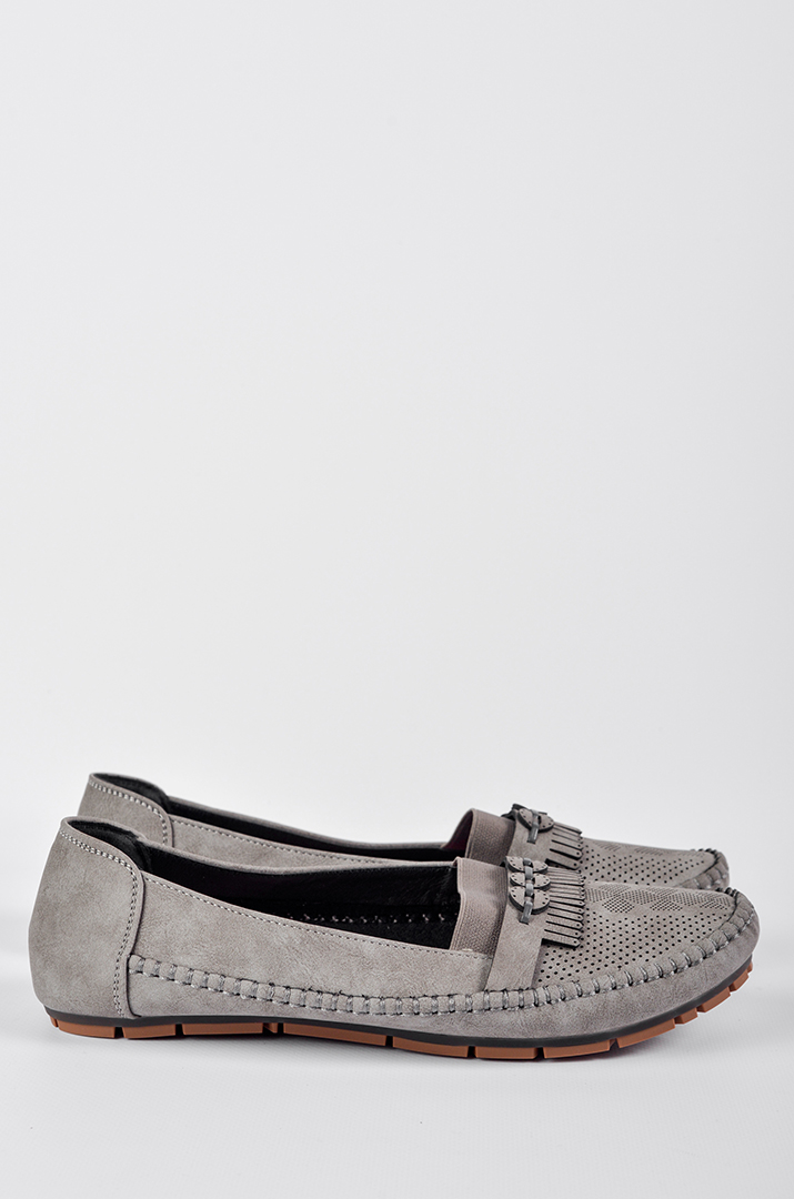 mokasyny_v_siromu_kolori_zi_stylnoyu_perforaciyeyu_velykyh_rozmiriv_46031_Pishna_Krasa Мокасини в сірому кольорі зі стильною перфорацією великих розмірів