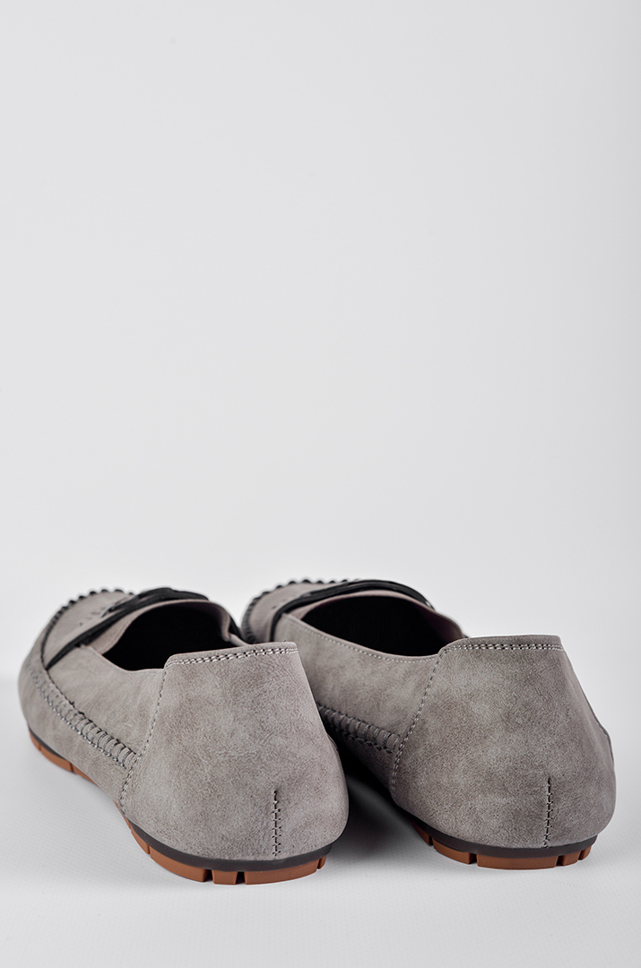 Мокасини в сірому кольорі зі стильною перфорацією великих розмірів