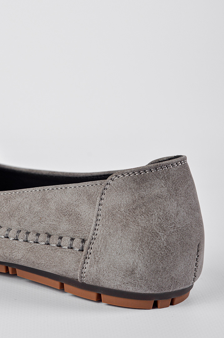 Мокасини в сірому кольорі зі стильною перфорацією великих розмірів