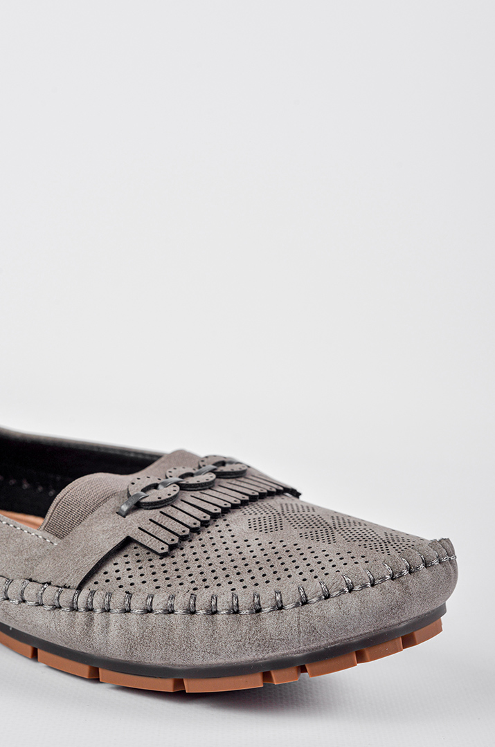 Мокасини в сірому кольорі зі стильною перфорацією великих розмірів