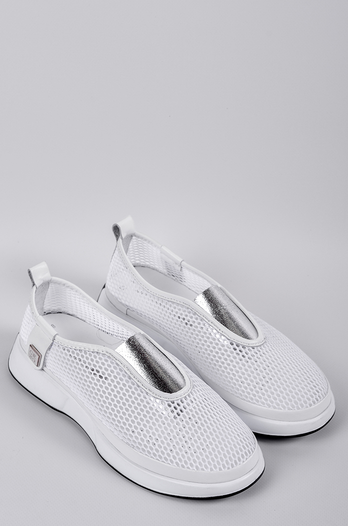 Білі сліпони з перфорованим верхом та сріблястою вставкою великих розмірів