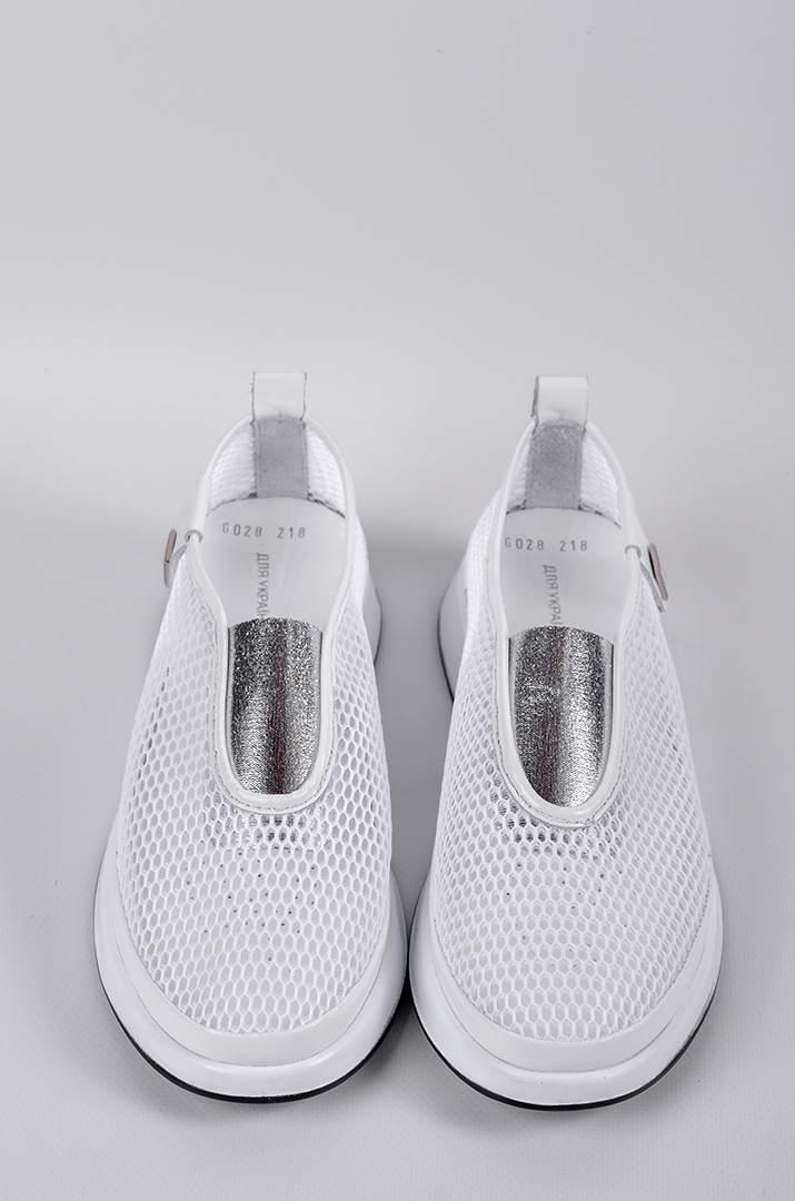 Білі сліпони з перфорованим верхом та сріблястою вставкою великих розмірів