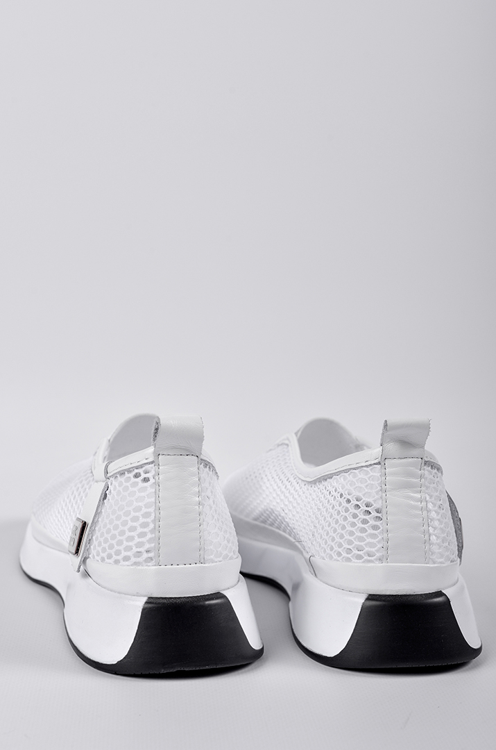 Білі сліпони з перфорованим верхом та сріблястою вставкою великих розмірів
