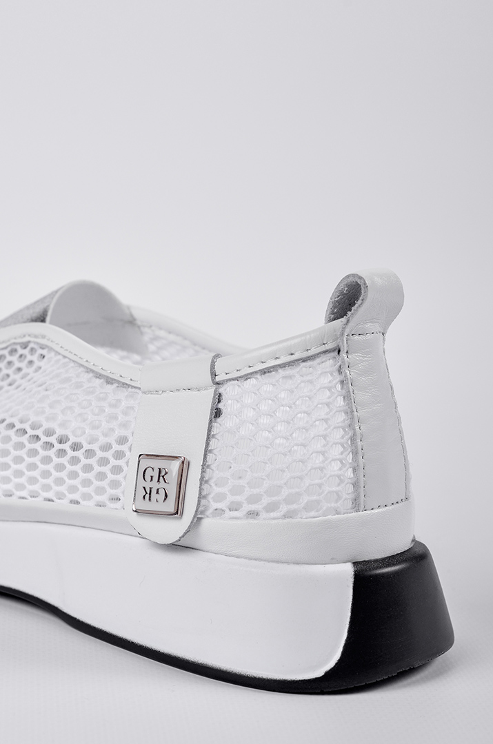 Білі сліпони з перфорованим верхом та сріблястою вставкою великих розмірів