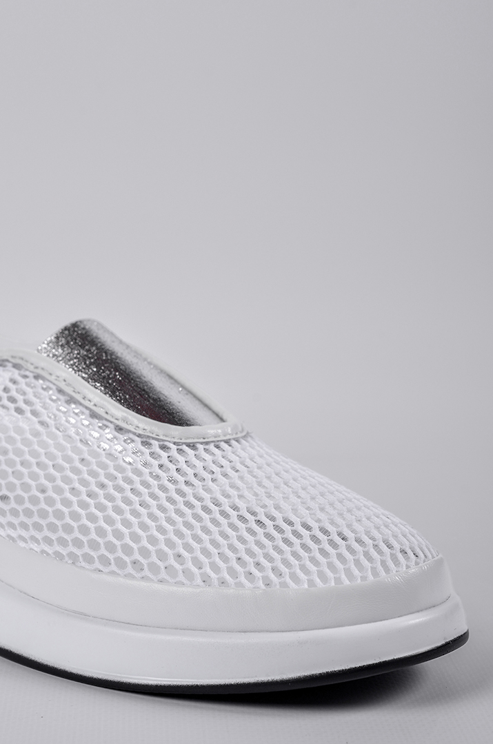 Білі сліпони з перфорованим верхом та сріблястою вставкою великих розмірів